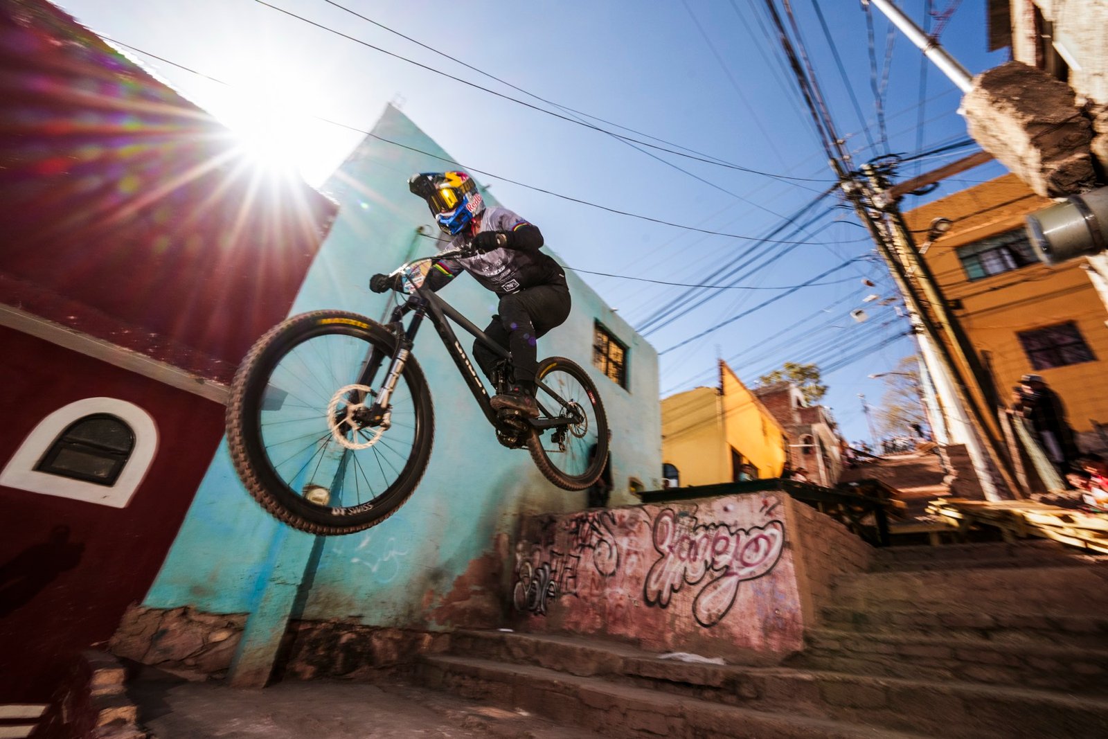 Descenso urbano de mountain bike entre público en Guanajuato