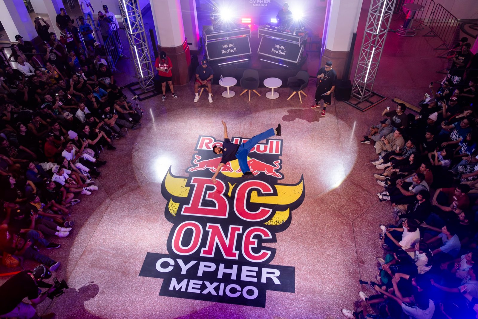 Bailarín de breaking en escenario de campeonato internacional