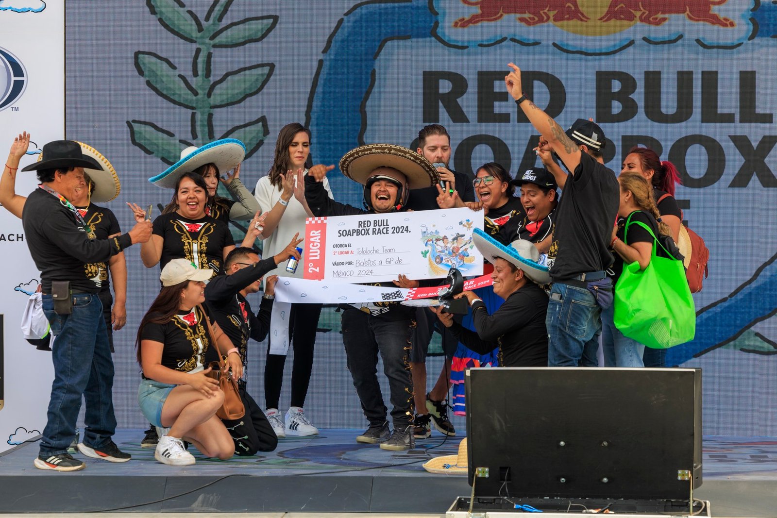 Público siguiendo la carrera de carritos improvisados